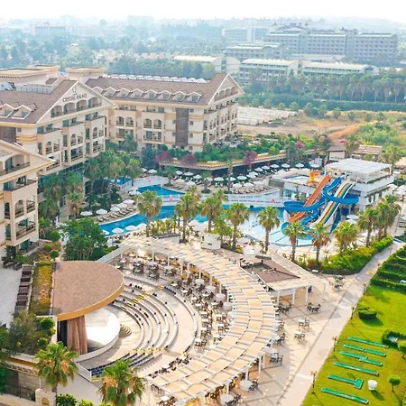 Crystal Palace Luxury & Semesteranläggning (resort)