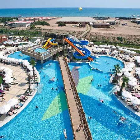 Crystal Palace Luxury & Semesteranläggning (resort) Side