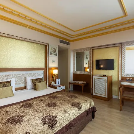 Crystal Palace Luxury & Semesteranläggning (resort) Side