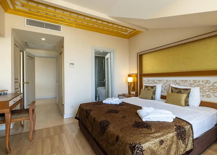 Crystal Palace Luxury & Resort 5*